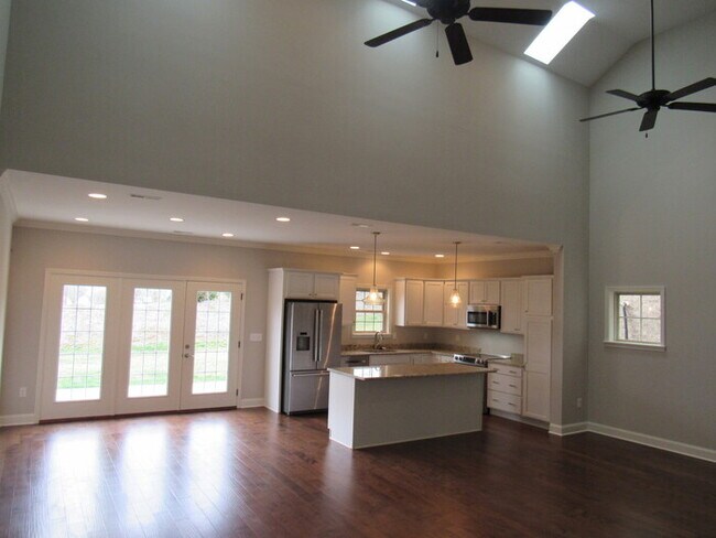 Foto del edificio - Beautiful 4-Bed, 3-Bath Bungalow in Highly Desirable Farragut!