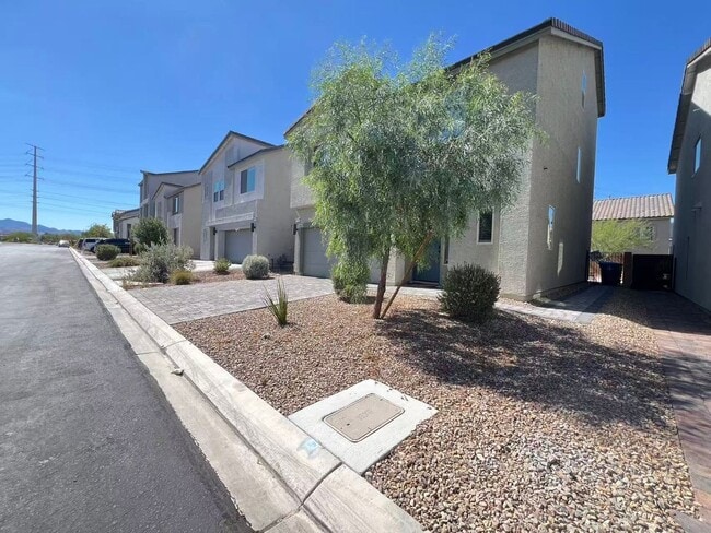 Building Photo - Beautiful 3-story home with 4 bedrooms and 3.5 bathrooms