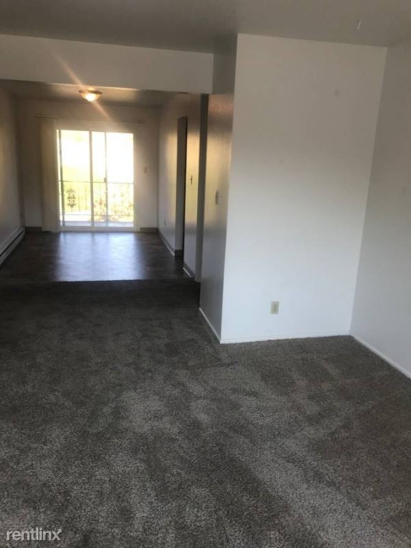 Building Photo - 3 br, 1 bath Apartment - 9008 NE Hassalo St.