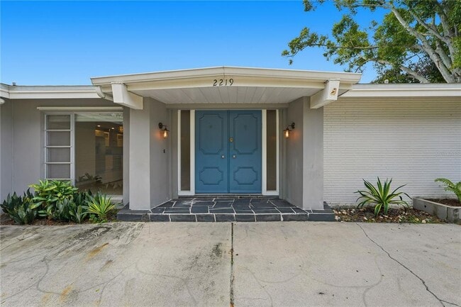 Building Photo - 2219 St Charles Dr