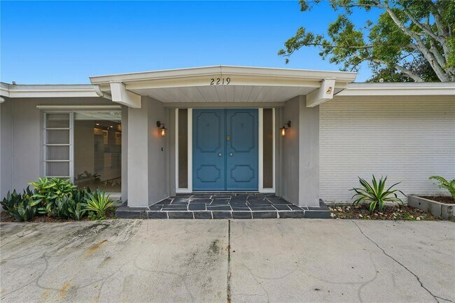 Foto del edificio - 2219 St Charles Dr
