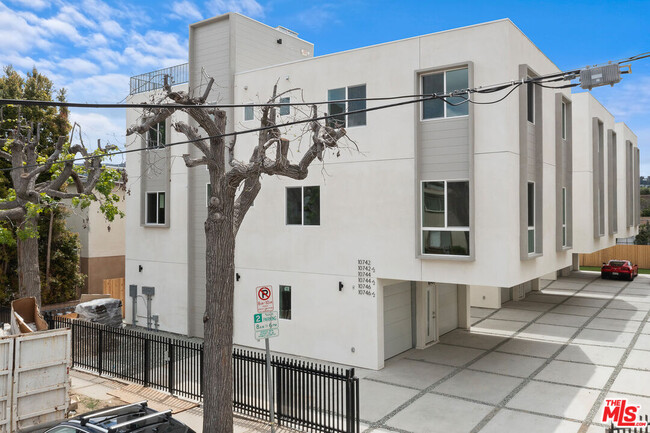 Building Photo - 10742 Hortense St