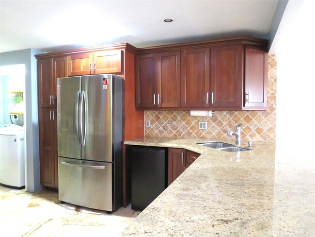 Building Photo - 2601 S Palm Aire Dr