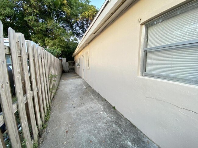 Building Photo - 645 NE 135th St #B