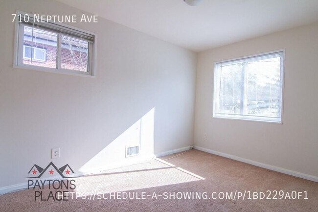 Foto del edificio - Spacious Townhome with full basement and b...