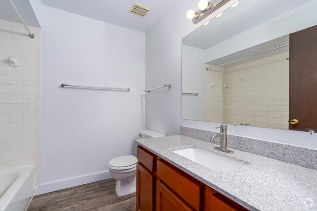 2 habitaciones, 1 baño - 882 pies cuadrados - Baño - Ore Creek Apartments