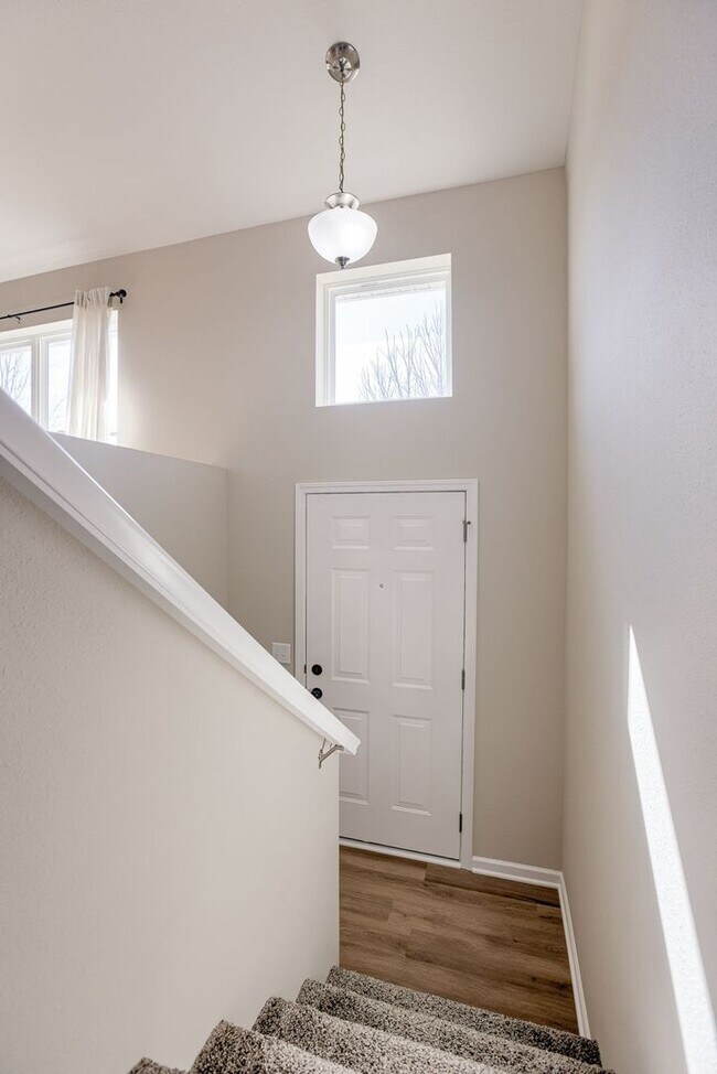 Foto del edificio - Bright & Spacious Elkhorn Home with Finish...