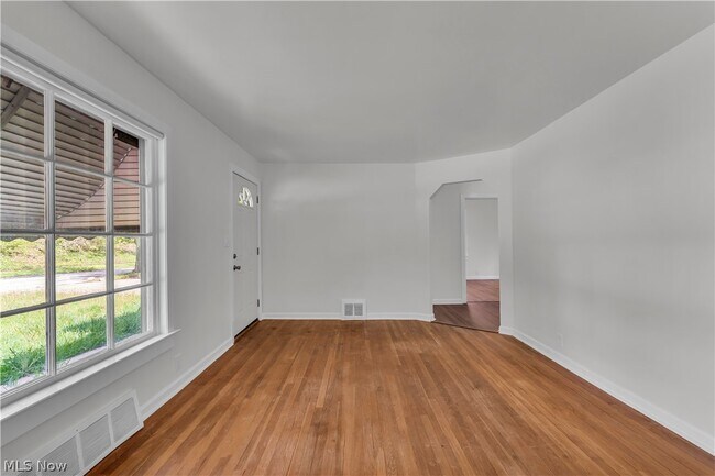 Building Photo - 5581 Saxon Dr