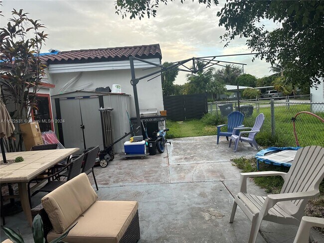 Foto del edificio - 6765 SW 17th St