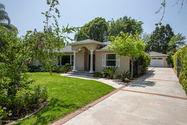 Building Photo - 4463 Chevy Chase Dr