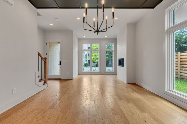 Foto del edificio - Stunning Salemtown Townhome With Fenced In Yard
