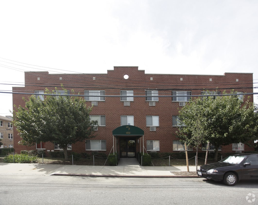 Foto del edificio - 60-06 60th Dr