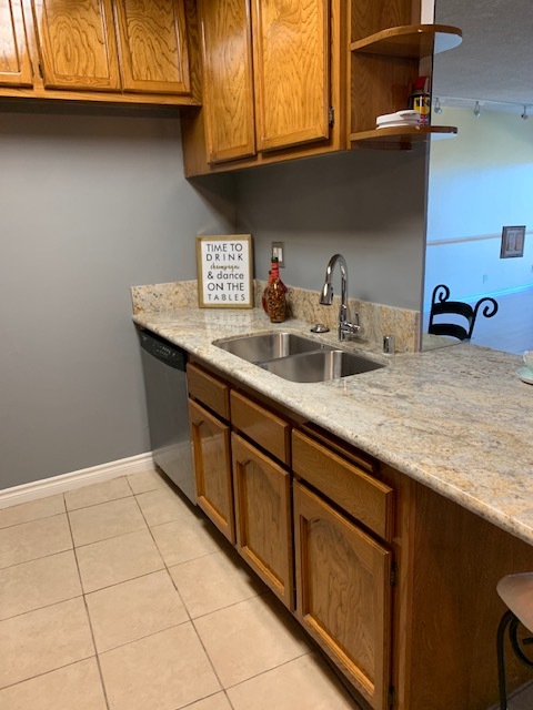 Kitchen w/ Granite Countertop - 4431 Don Ricardo Dr