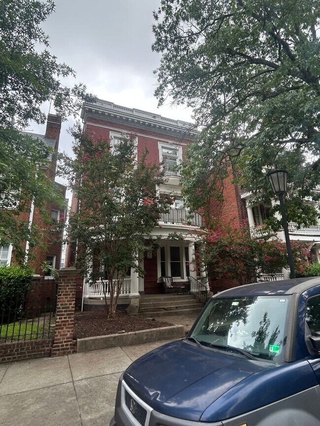 Building Photo - 2828 Monument Ave