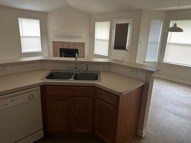 Building Photo - College Station - 3 bedroom - 2 bath - Garage and fenced in yard.