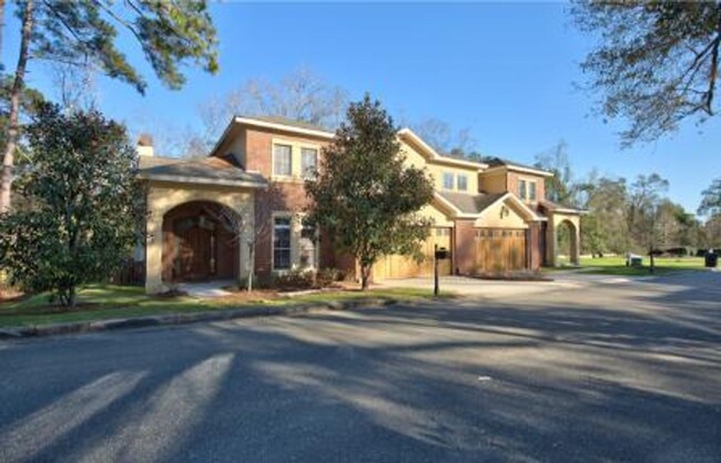 Building Photo - Upscale Modern Townhome Very Large and Spa...