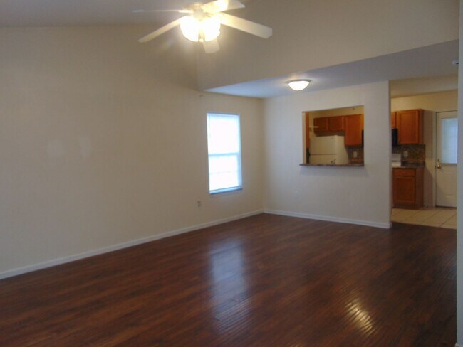 Foto del edificio - Nice 4 Bed 2 Bath Duplex In Valley Creek!