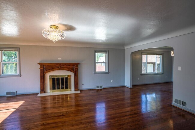 Foto del edificio - Spacious 4 Bedroom on Upriver Drive