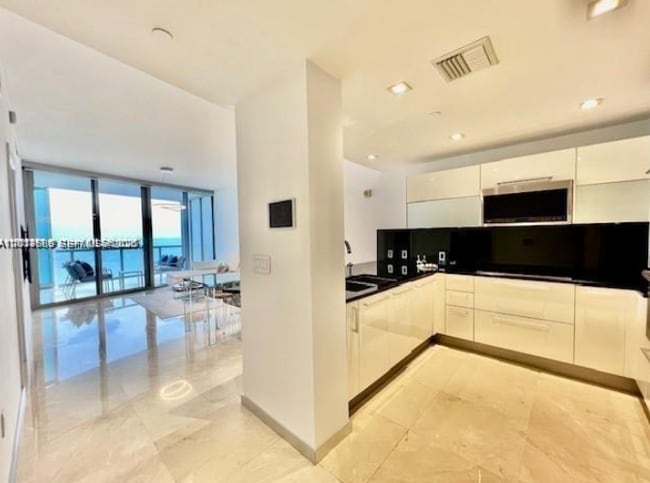Building Photo - 17121 Collins Ave