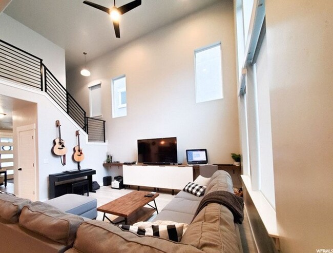 Foto del edificio - Beautiful 4 Bedroom Home, Bluffdale, 2827 ...
