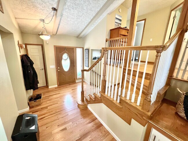 Foto del edificio - Gorgeous Home w/Lots of Extras- Avail 10/3