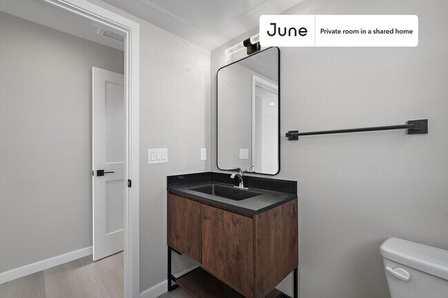 Building Photo - Room in Shared 5 bed/5 bath home in Boyle Heights