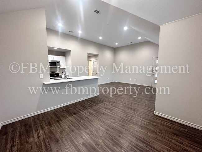 Building Photo - 1203 N Clay St