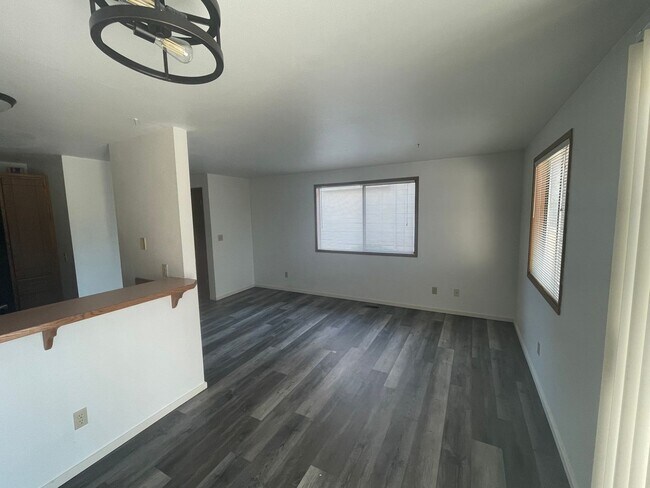 Building Photo - Kim (1025 SW Kaleeton Loop)