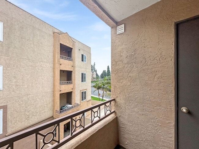 Building Photo - Modern 2B/2BA Condo with Balcony & Ameniti...