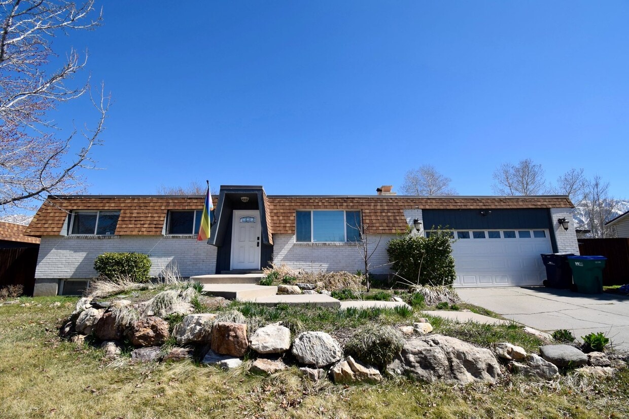 5 Bedroom 3 Bathroom Home in Sandy! - 5 Bedroom 3 Bathroom Home in Sandy!