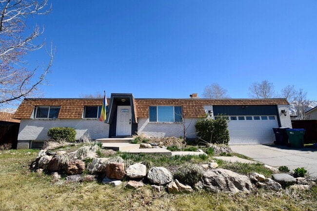 5 Bedroom 3 Bathroom Home in Sandy! - 5 Bedroom 3 Bathroom Home in Sandy!