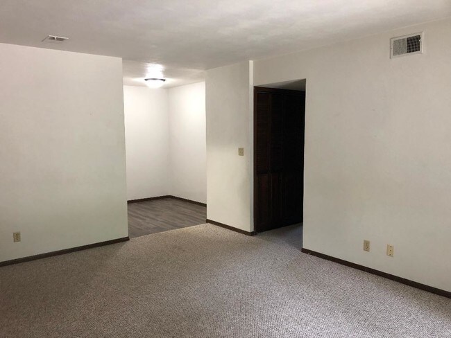 Building Photo - 1931 Canterbury Dr