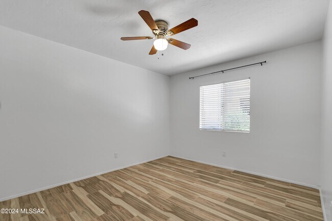 Foto del edificio - 1810 E Blacklidge Dr
