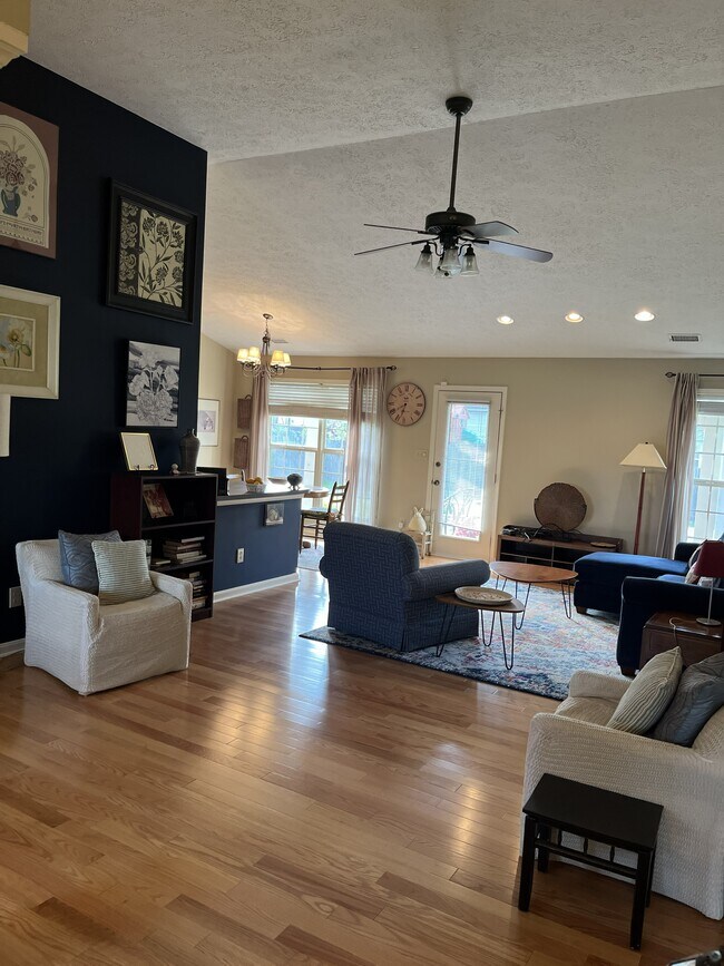 Foto del edificio - 5715 Waveland Cir