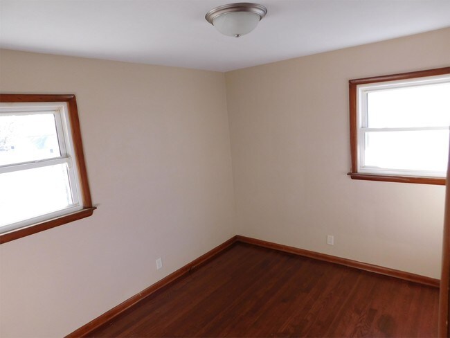 Building Photo - 2919 Waveland Dr NW