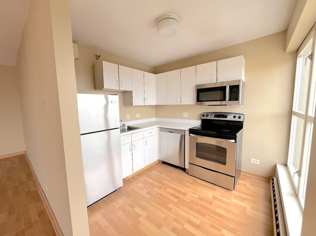Building Photo - 1212 N La Salle Dr