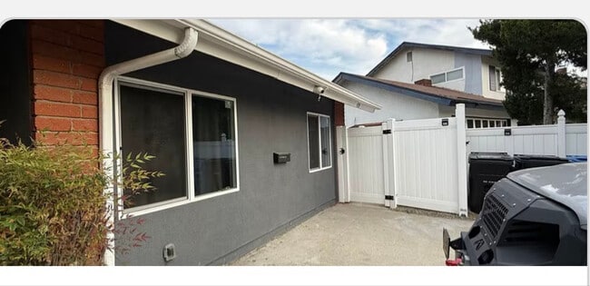 Building Photo - 476 Reims St