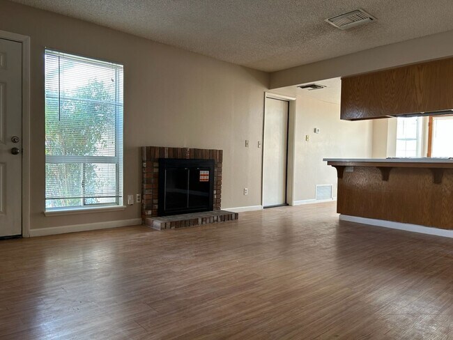 Building Photo - Please call Vaughn Realty Property Management, 760-446-6561 to set up an appointment.