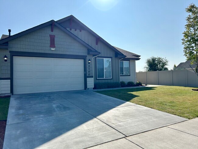 Building Photo - 2100 N Thorndale Ave
