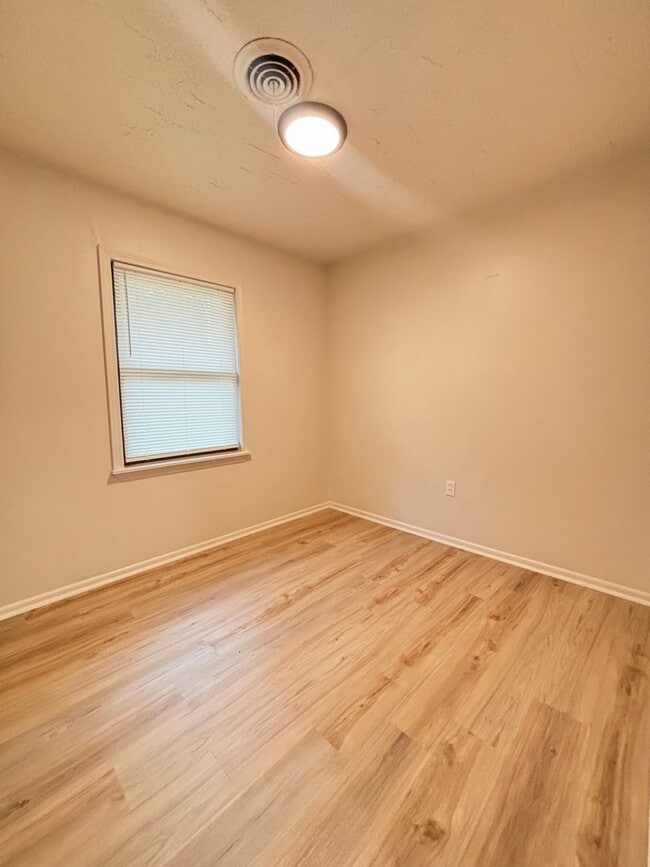 Building Photo - FOR RENT IN BENTON