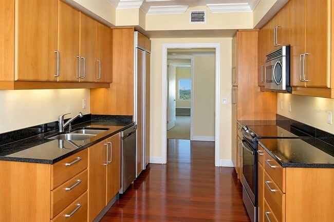 Building Photo - 16500 Collins Ave