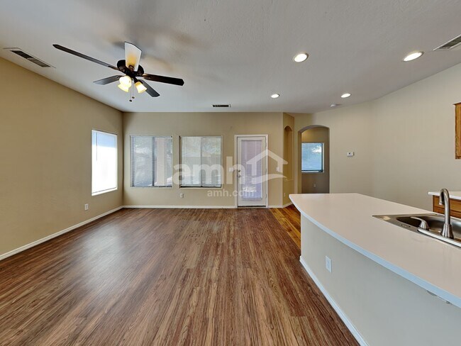 Foto del edificio - 8316 W Pima St