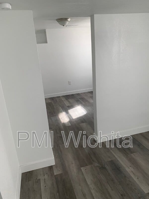 Building Photo - 212 N Ash St