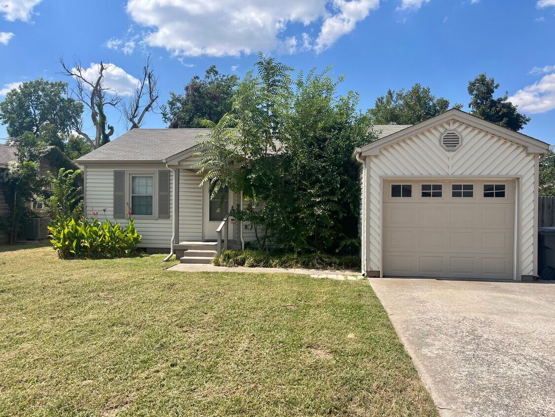 Charming 3 Bed 1.5 Bath! - Charming 3 Bed 1.5 Bath!