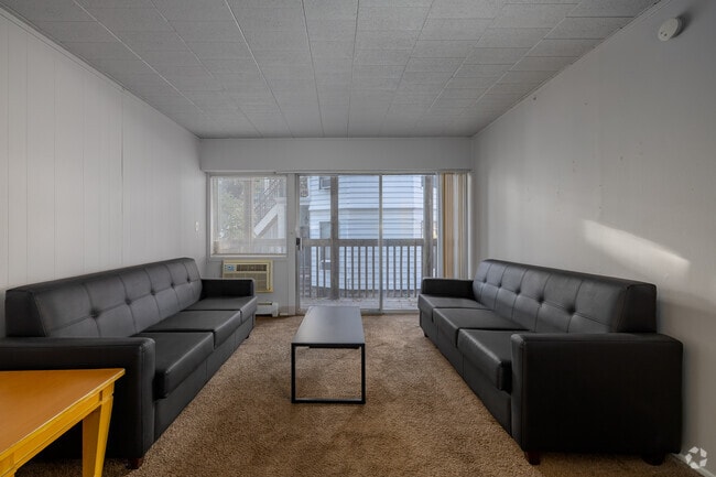 2BR, 1BA - 1,004SF - Living Room - University Plaza