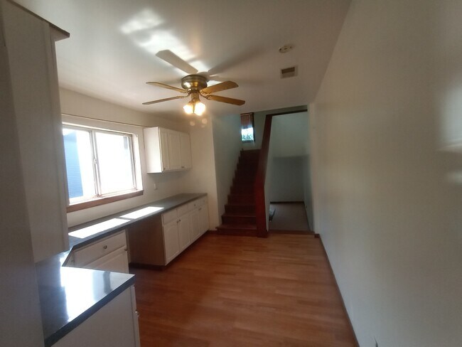 Pasillo a BR 1 - 4518 Liberty Ave