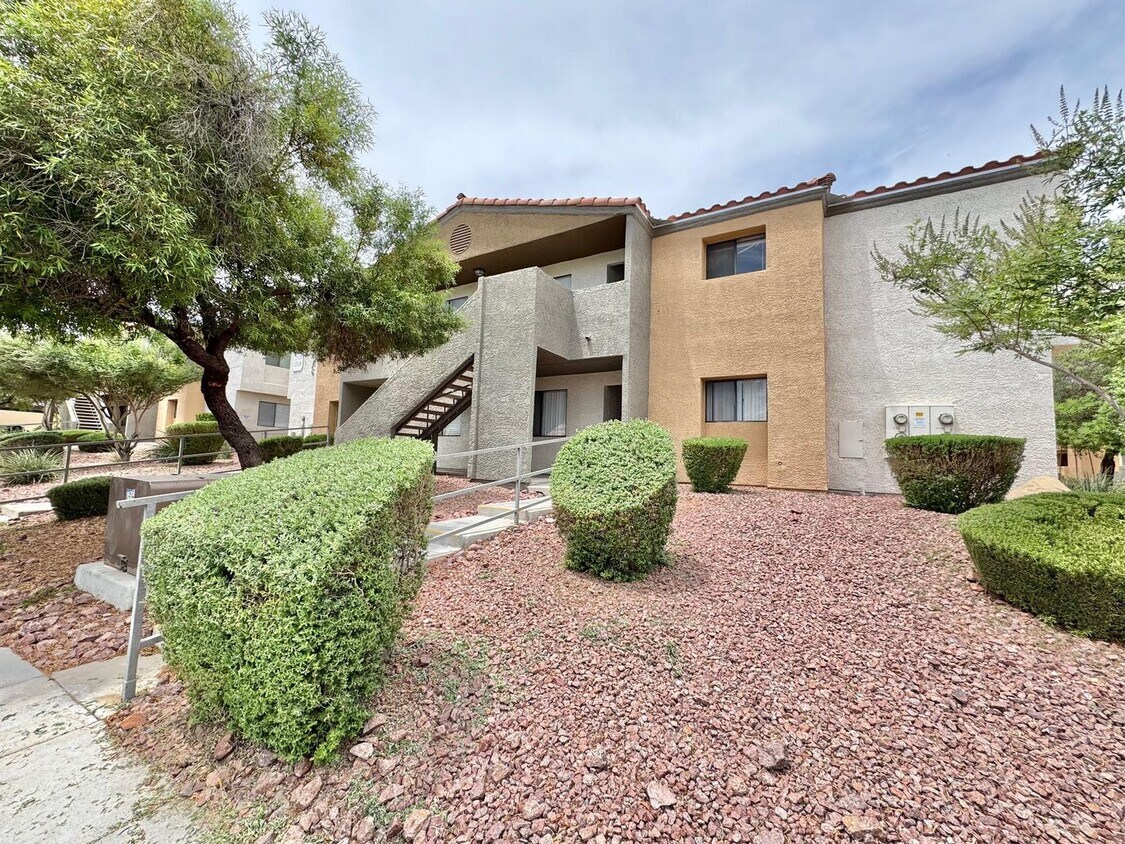 Foto principal - THIS SECOND-FLOOR DESERT SHORES CONDO OFFE...
