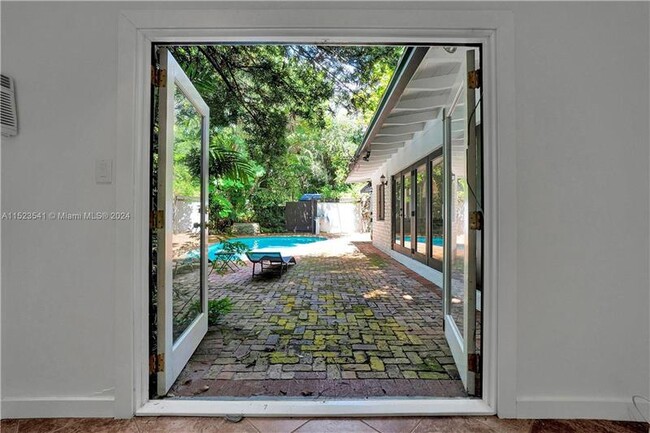 Building Photo - 4095 Ensenada Ave