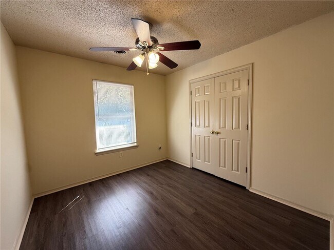 Foto del edificio - 2310 N Raven Ln