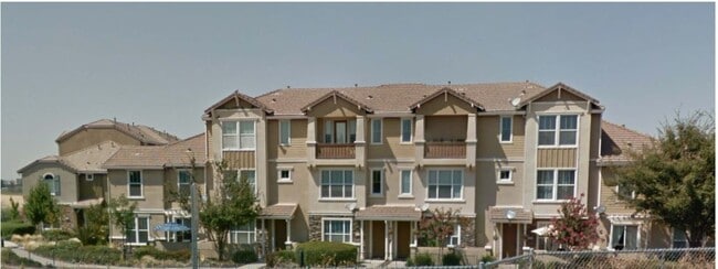 Building Photo - Beautiful Condominium Across From Great Pu...